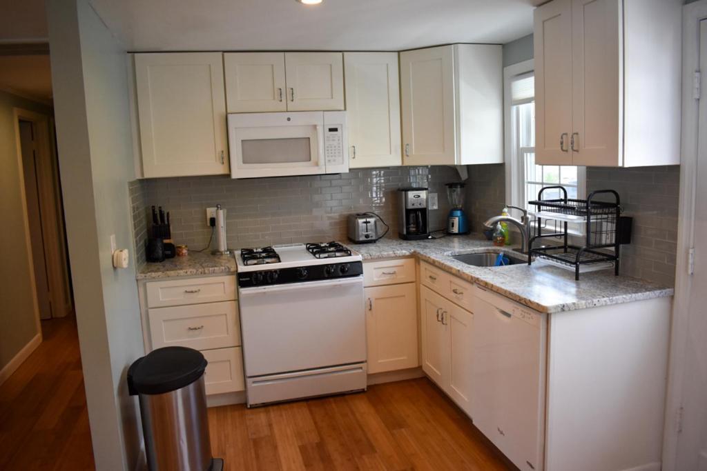 Seaside Serenity, Just A Block /0.1 Mile Away From The Beach Yarmouth Port Buitenkant foto